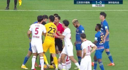  法甲赛场爆发大规模球迷冲突  